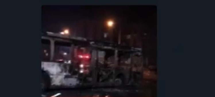 Bus del transporte público es quemado por desconocidos en Cerro Navia