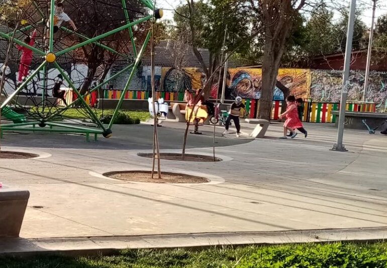 Mayor movilidad en plazas y personas sin mascarillas: El primer día de Pudahuel en transición