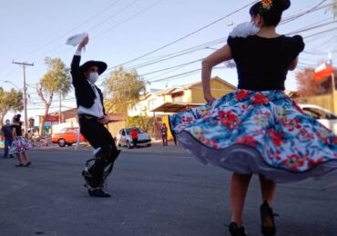 Cultura popular chilena: Vecinos y vecinas de Villa El Comendador disfrutan de colorida caravana en Pudahuel