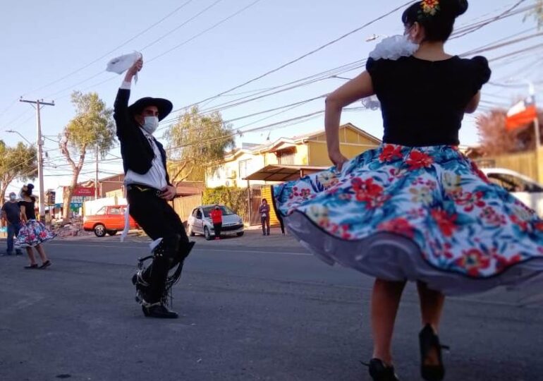 Cultura popular chilena: Vecinos y vecinas de Villa El Comendador disfrutan de colorida caravana en Pudahuel