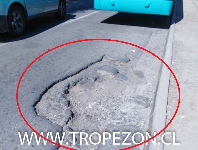Se expande agujero en avenida Teniente Cruz con San Francisco en Pudahuel