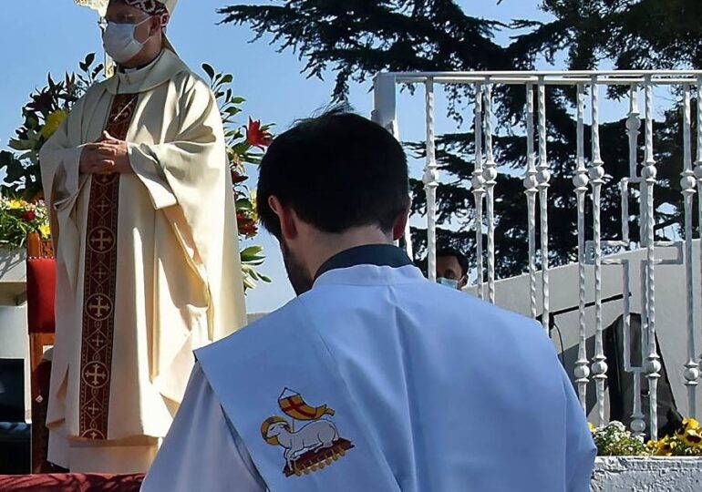 Arzobispo Celestino Aóz ordenó a dos jóvenes sacerdotes en el santuario del Cerro San Cristóbal
