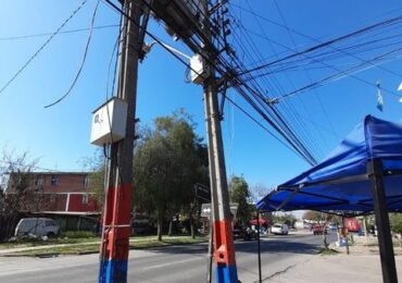 Poste eléctrico a punto de caer tiene en alerta de vecinos y vecinas de Victoria con Las Esparragueras