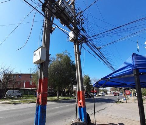Poste eléctrico a punto de caer tiene en alerta de vecinos y vecinas de Victoria con Las Esparragueras