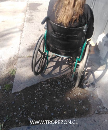 Veredas en mal estado dificulta el paso de personas en sillas de ruedas en Pudahuel