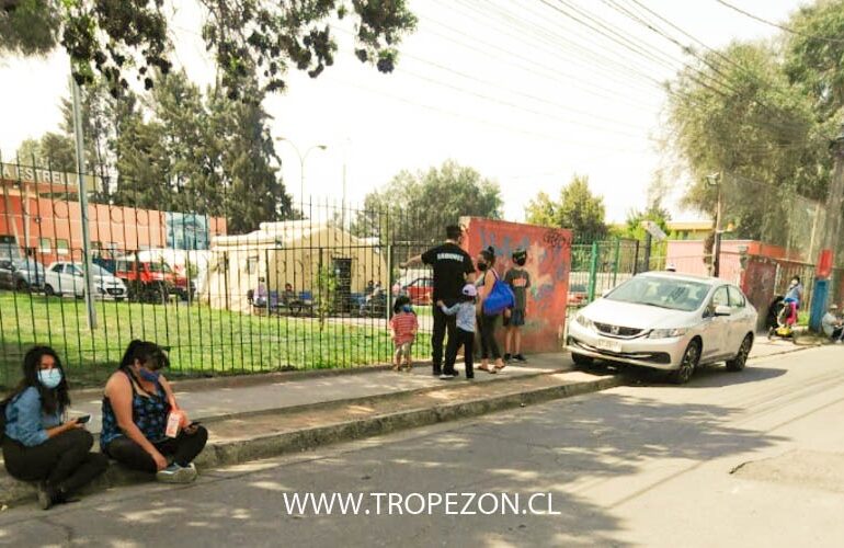 La incómoda espera de personas que acompañan a pacientes enfermos en SAR La Estrella
