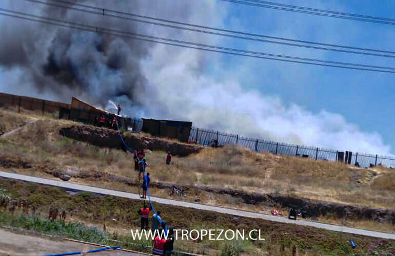 Lamentable: Incendio en Cerro Navia deja 50 casas destruidas