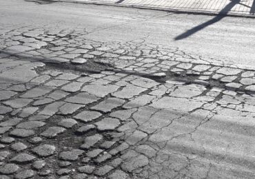 Vecinos inquietos por brusco movimiento de casas por calles en mal estado en Pudahuel