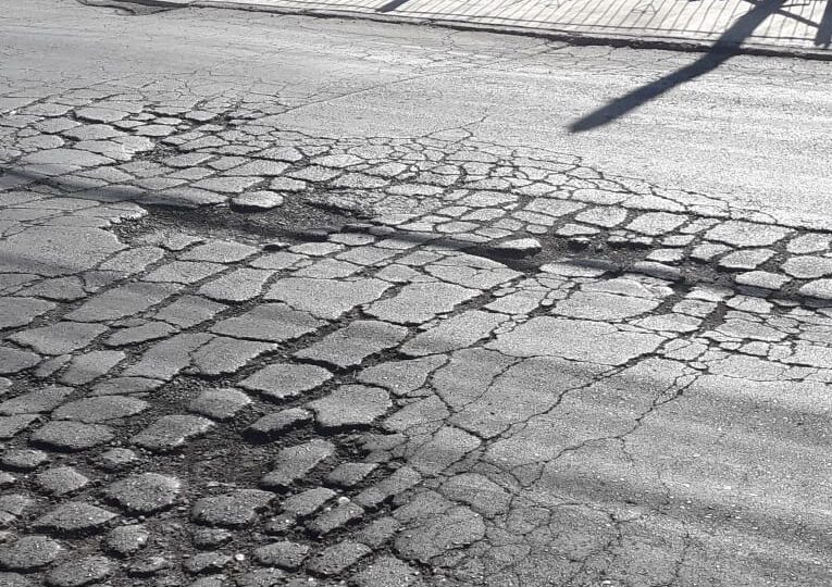 Vecinos inquietos por brusco movimiento de casas por calles en mal estado en Pudahuel