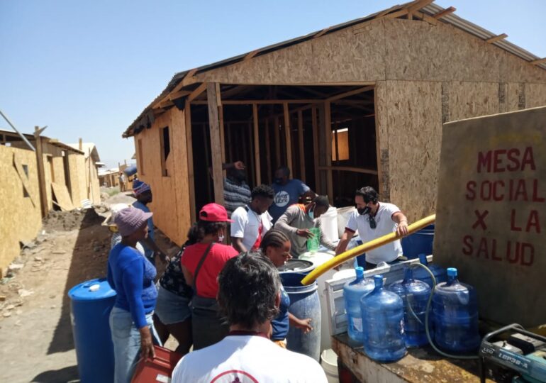 Mesa Social por la Salud de Pudahuel entrega 2 mil litros de agua a campamento en Cerrillos