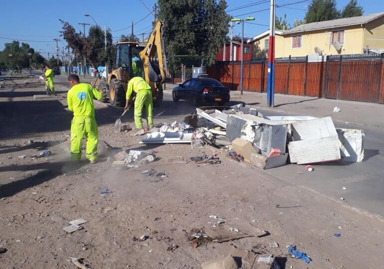 Subdere le debe 11 meses de bono a barredores de calles de Pudahuel