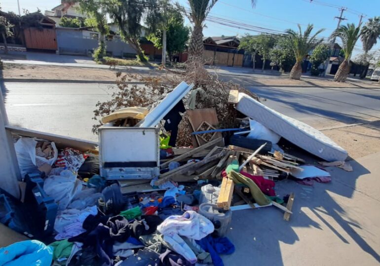 Lleva más de un mes: Basural genera molestia de vecinos y vecinas de Travesía con La Estrella