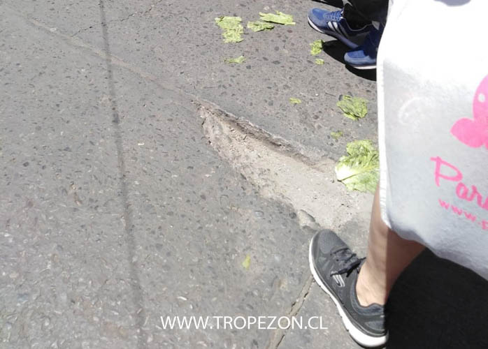 Adulto mayor cae en feria libre de Pudahuel por grieta en la calle