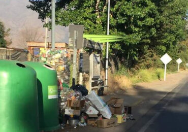 Indigno: Basural a un costado de paradero de buses inquieta a vecinos de Pudahuel rural