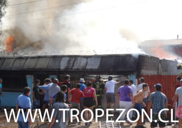 Incendio destruye casa de adultos mayores y deja a uno de ellos lesionado en Pudahuel
