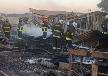 Una fábrica de pallet dos vehículos y cuatro casas resultan destruidas por incendio en Pudahuel rural
