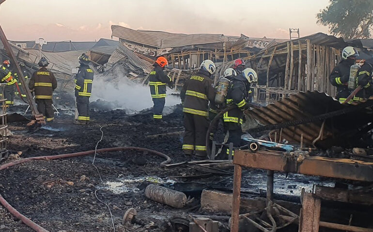 Una fábrica de pallet dos vehículos y cuatro casas resultan destruidas por incendio en Pudahuel rural