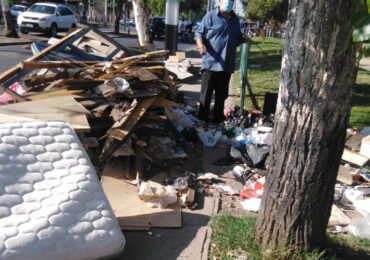 Basura impide el libre paso por vereda al persa Teniente Cruz en Pudahuel