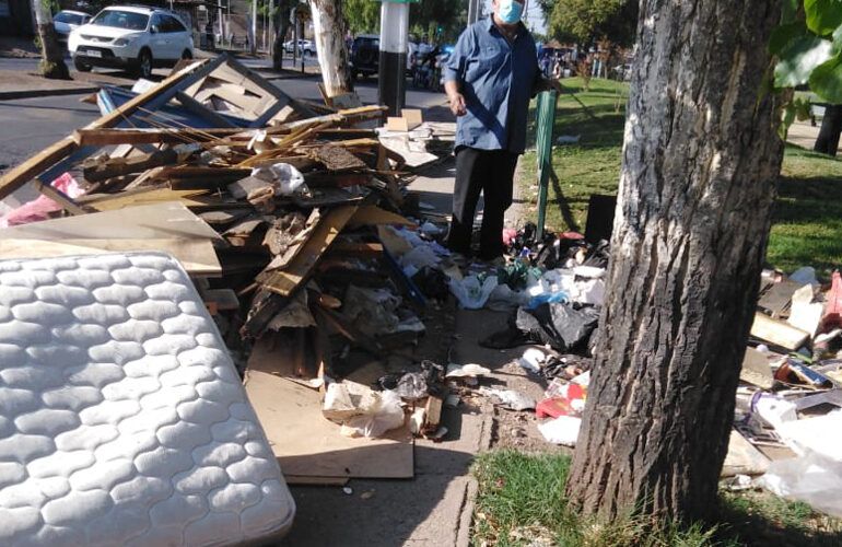 Basura impide el libre paso por vereda al persa Teniente Cruz en Pudahuel