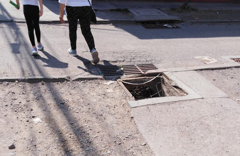 Peligro por destrucción de tapa de sumidero de aguas lluvias en Cerro Navia