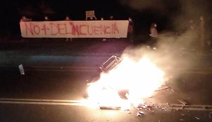 “Parece que Noviciado no existe”: Vecinos y vecinas de Pudahuel rural se toman carretera exigiendo seguridad