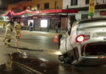 Choque deja lesionados y un automóvil volcado en Pudahuel