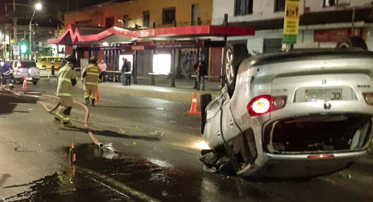 Choque deja lesionados y un automóvil volcado en Pudahuel