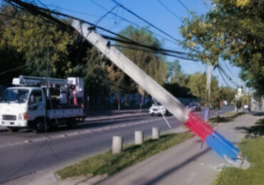 Choque de camión con poste del tendido eléctrico deja sin internet a un amplio sector de Pudahuel