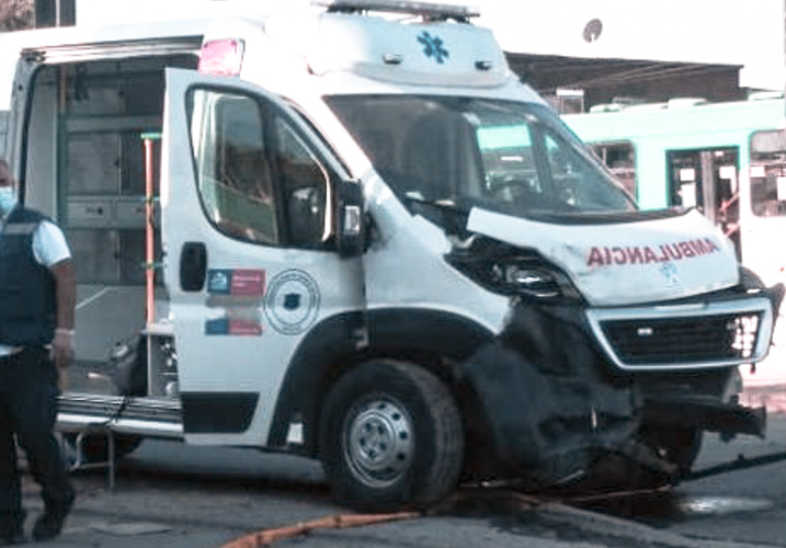 Choca ambulancia en Cerro Navia que trasladaba paciente con COVID-19 entubado