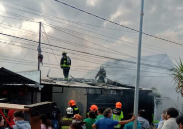 Incendio destruye vivienda y deja tres familias con pérdida total en Cerro Navia