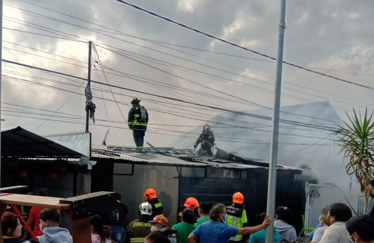 Incendio destruye vivienda y deja tres familias con pérdida total en Cerro Navia