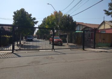 Vecinos denuncian cierre irregular de calle para acceso vehicular 24/7 en Pudahuel