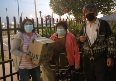 Cerca de cien adultos mayores de Villa El Comendador reciben caja de mercadería