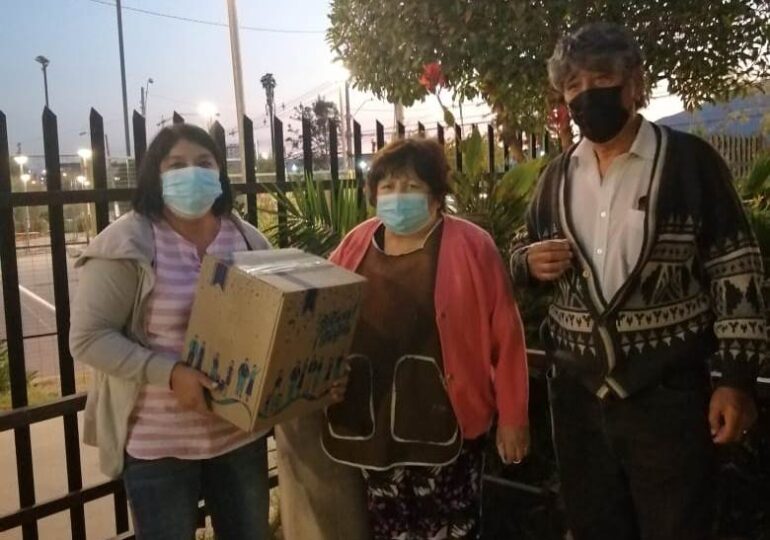 Cerca de cien adultos mayores de Villa El Comendador reciben caja de mercadería