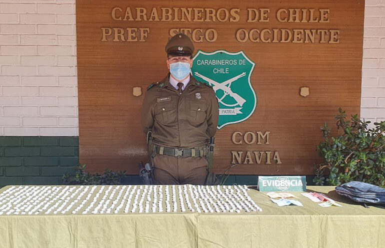Carabinero detiene a sujetos con más de 600 envoltorios de droga en Cerro Navia