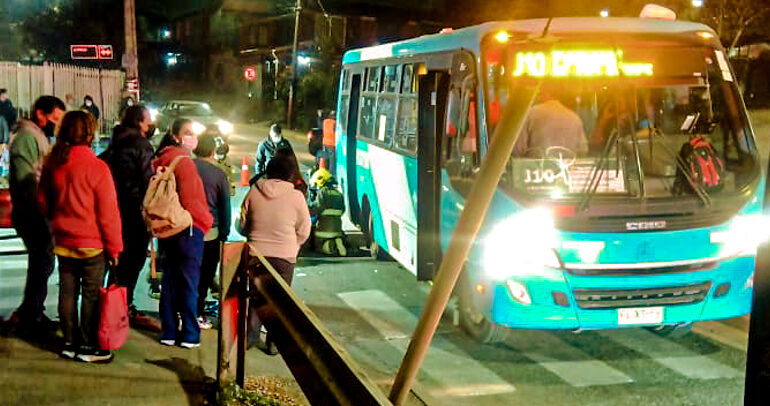 Grave resulta motorista tras colisionar con un bus de transporte público en Pudahuel