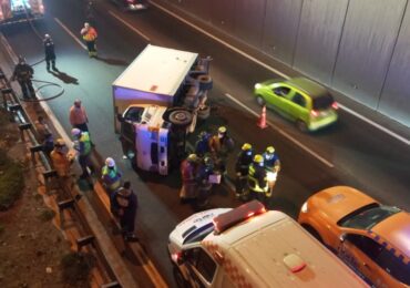 Accidente: Camión se volcó en Américo Vespucio sector Pudahuel
