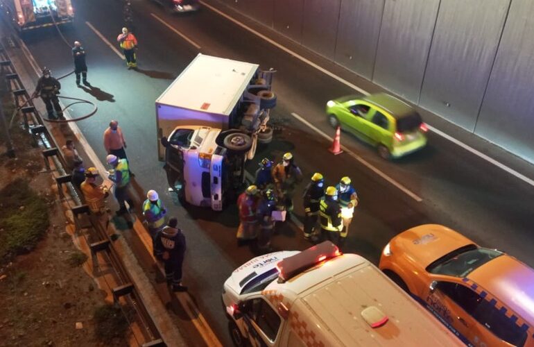 Accidente: Camión se volcó en Américo Vespucio sector Pudahuel