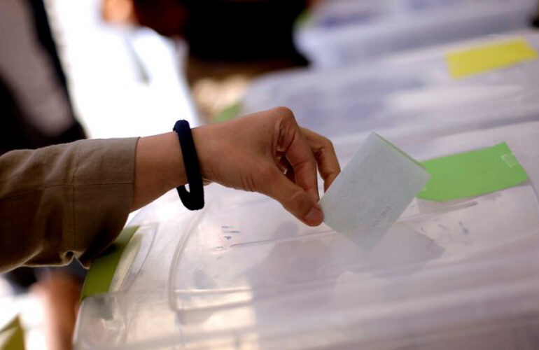 "No hay posibilidad de una irregularidad": Encargado de local en Cerro Navia pide confianza por el resguardo de votos