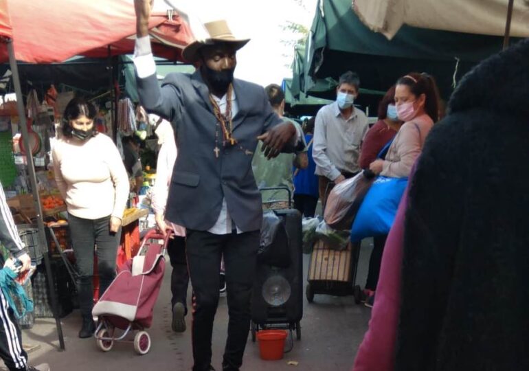 Vecino haitiano deslumbra con sus pasos de cueca en feria libre de Pudahuel