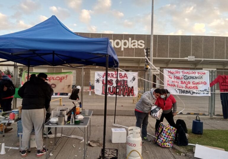 “No les vamos a aceptar cualquier migaja”: Sigue la huelga en la empresa Cosmoplas en Pudahuel
