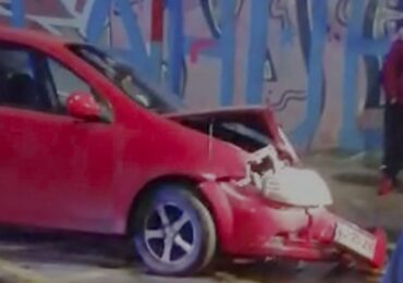 Choque frontal de dos automóviles deja una persona lesionada y daños a una casa en Pudahuel Sur