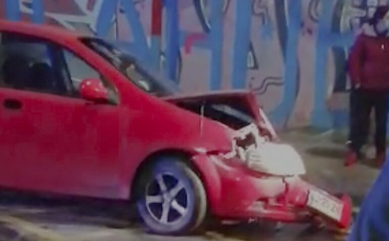 Choque frontal de dos automóviles deja una persona lesionada y daños a una casa en Pudahuel Sur