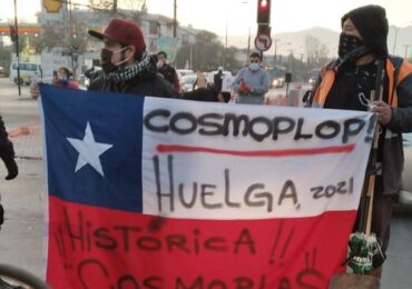 Protesta de trabajadores de Cosmoplas en metro Pudahuel: “Seguimos en la lucha y no vamos a parar”