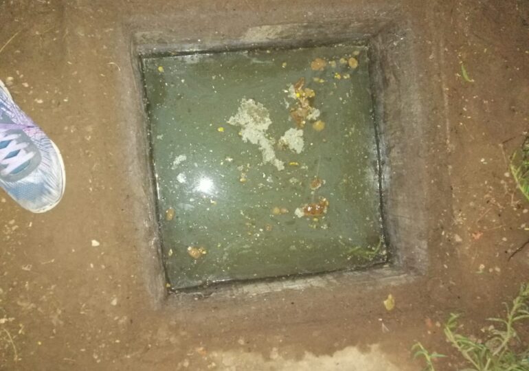 Vecinos de Cerro Navia denuncian que su pasaje se llena de excremento por problemas de alcantarillado