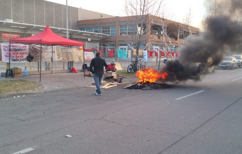 14 días de huelga de empresa Cosmoplas en Pudahuel: "No nos queda más que seguir"