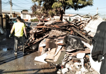 Incendio deja tres familias sin sus viviendas en Pudahuel sur