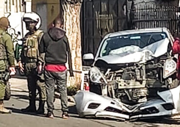 Choque de automóvil con poste del tendido eléctrico deja transformador en peligro de caída en Cerro Navia
