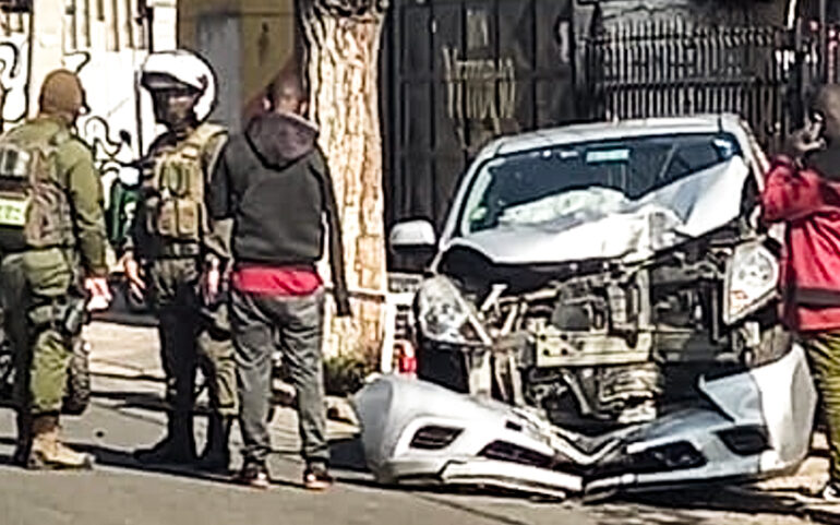 Choque de automóvil con poste del tendido eléctrico deja transformador en peligro de caída en Cerro Navia