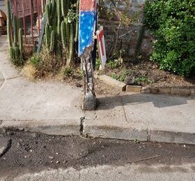 Vecinos denuncian poste del tendido eléctrico a punto de colapsar en Pudahuel sur